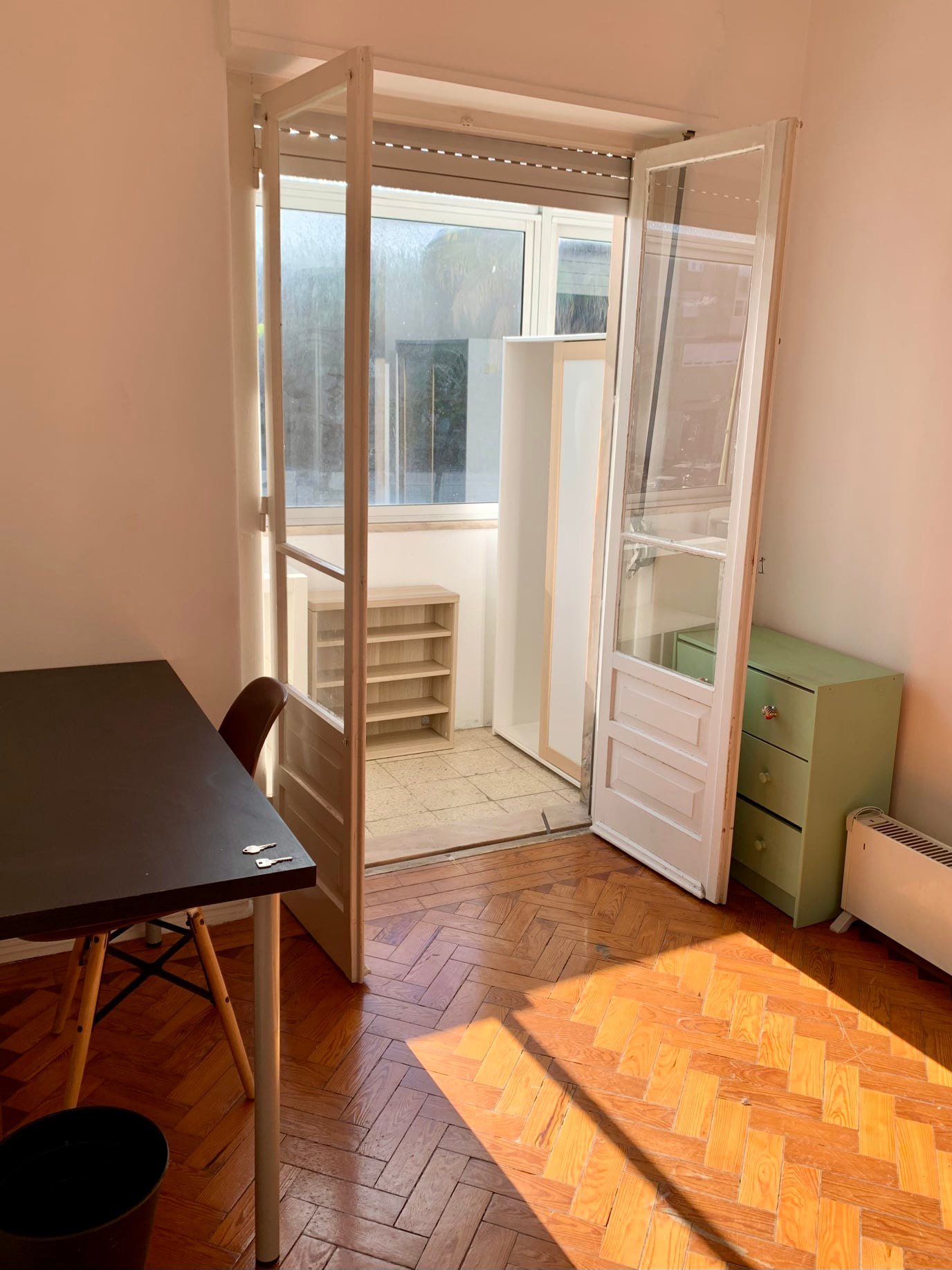 Bright Double Room 2 with Desk & Balcony Access — Flat S, São Domingos de Benfica