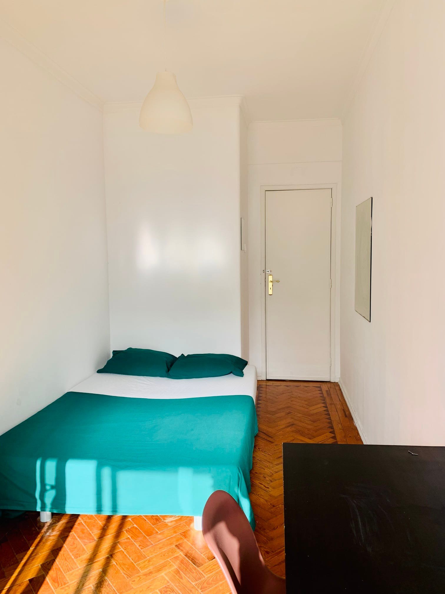 Stylish Double Room 3 with Desk & Balcony Access — Flat S, São Domingos de Benfica