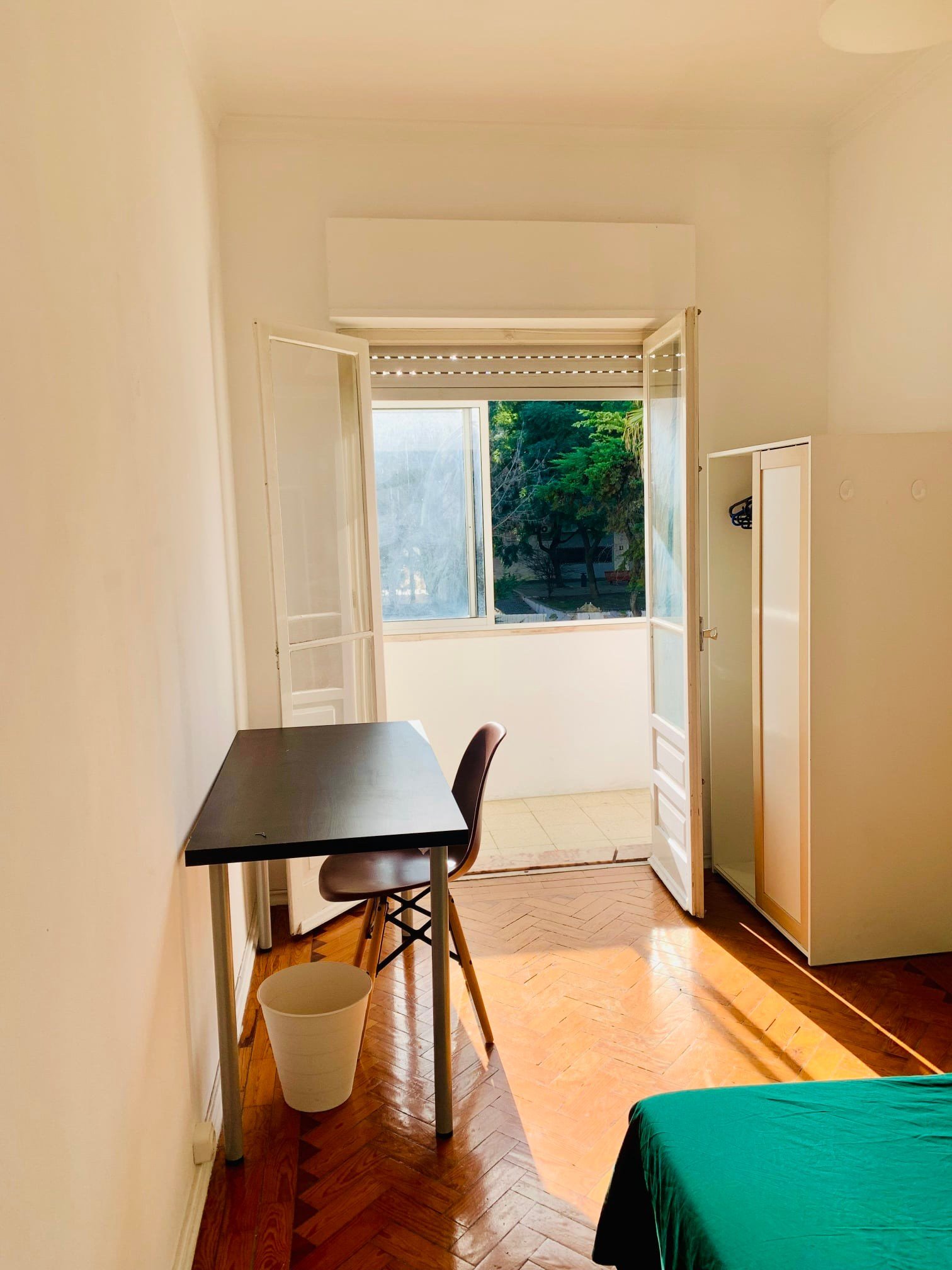 Bright Double Room 2 with Desk & Balcony Access — photo 18