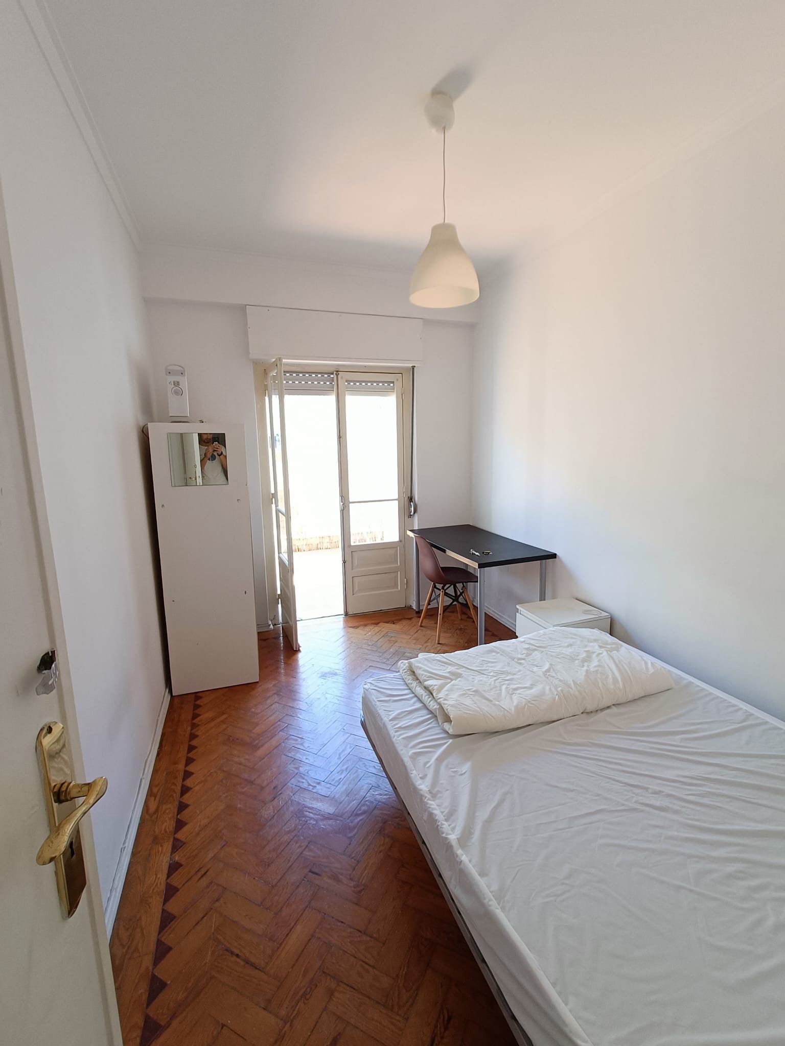 Bright Double Room 2 with Desk & Balcony Access — photo 12