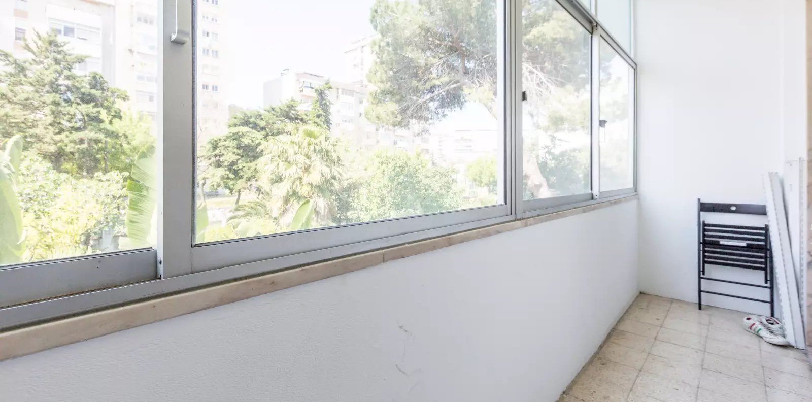 Bright Double Room 2 with Desk & Balcony Access — photo 21