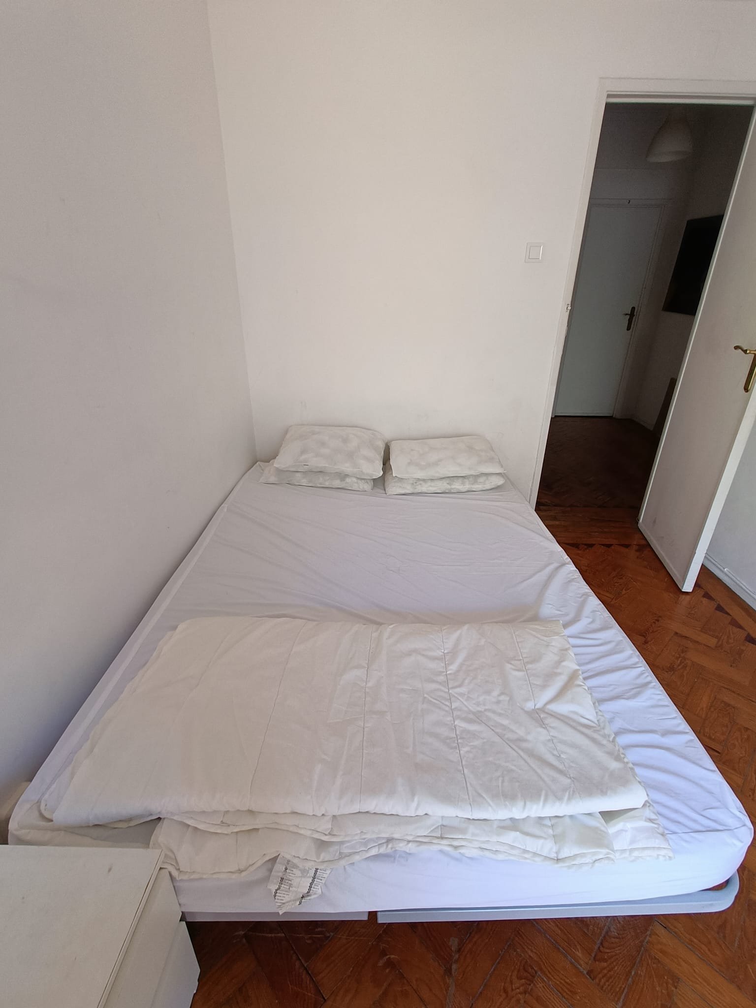 Bright Double Room 2 with Desk & Balcony Access — photo 13
