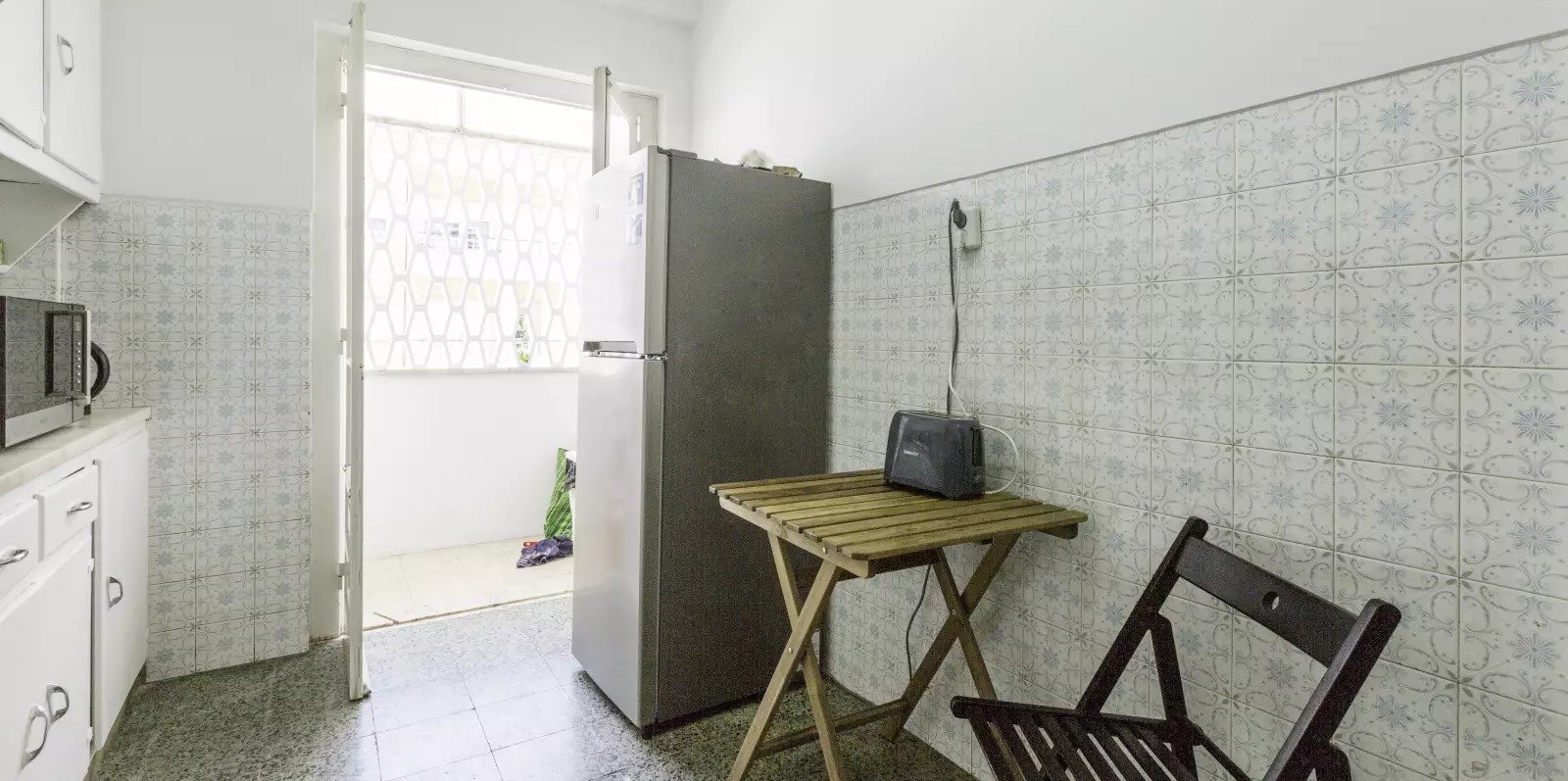 Bright Double Room 2 with Desk & Balcony Access — photo 6