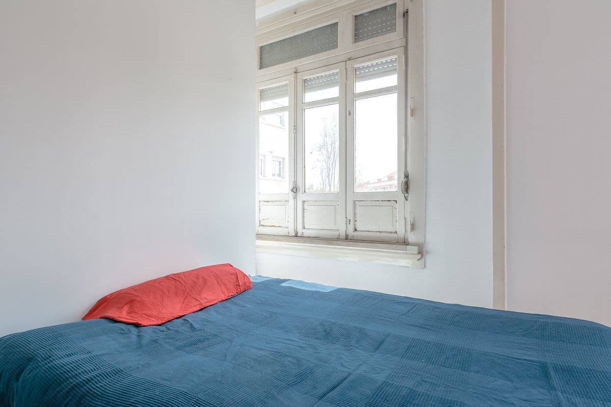 Bright Double Room 1 with Window — Flat M, Alto do Pina