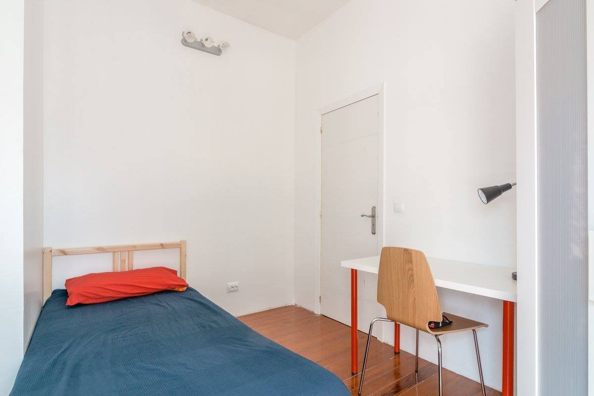Cozy Single Room 2 with Balcony Access — Flat M, Alto do Pina