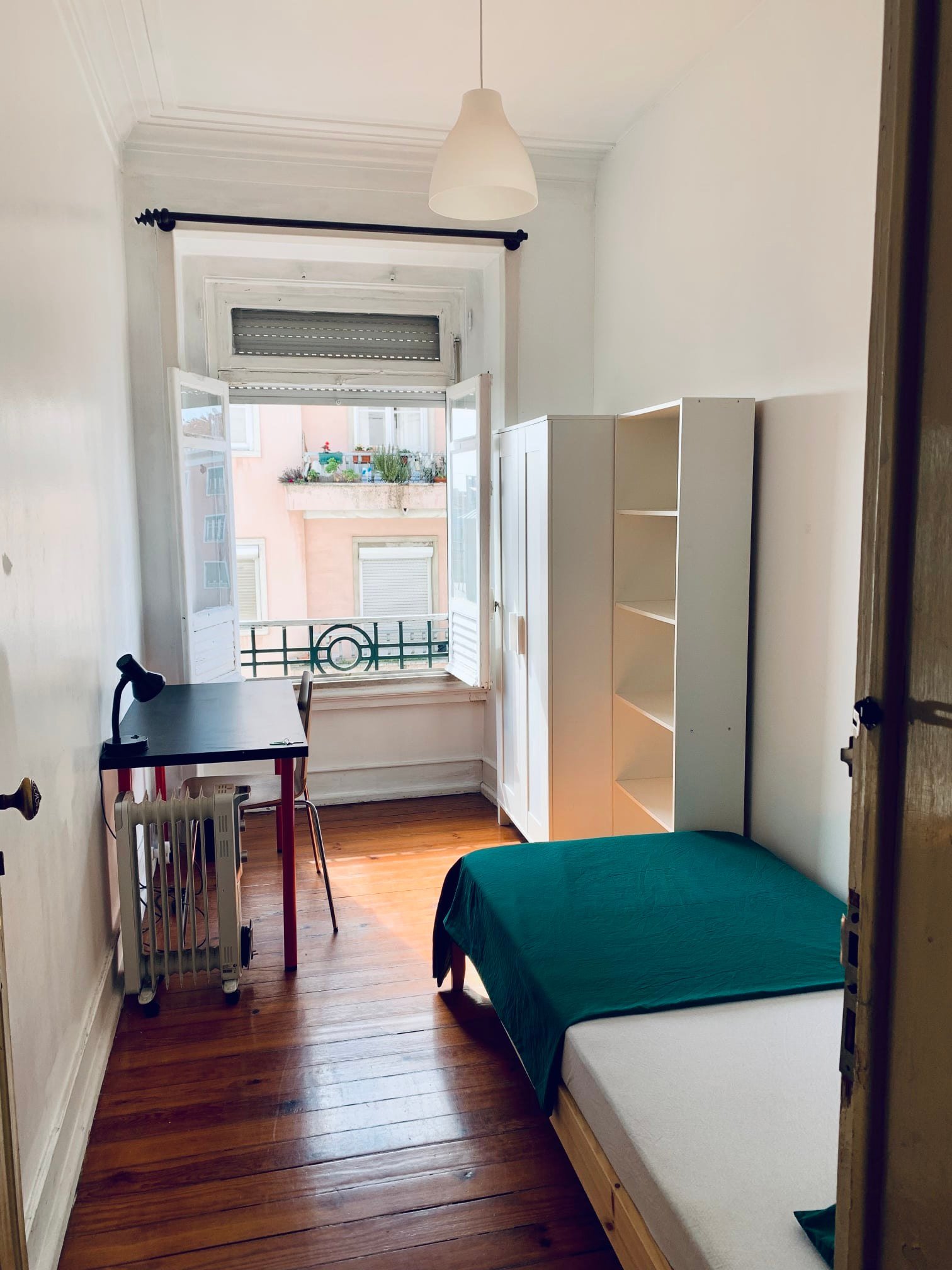 Light-Filled Double Room 5 in Alto do Pina — Flat M, Alto do Pina