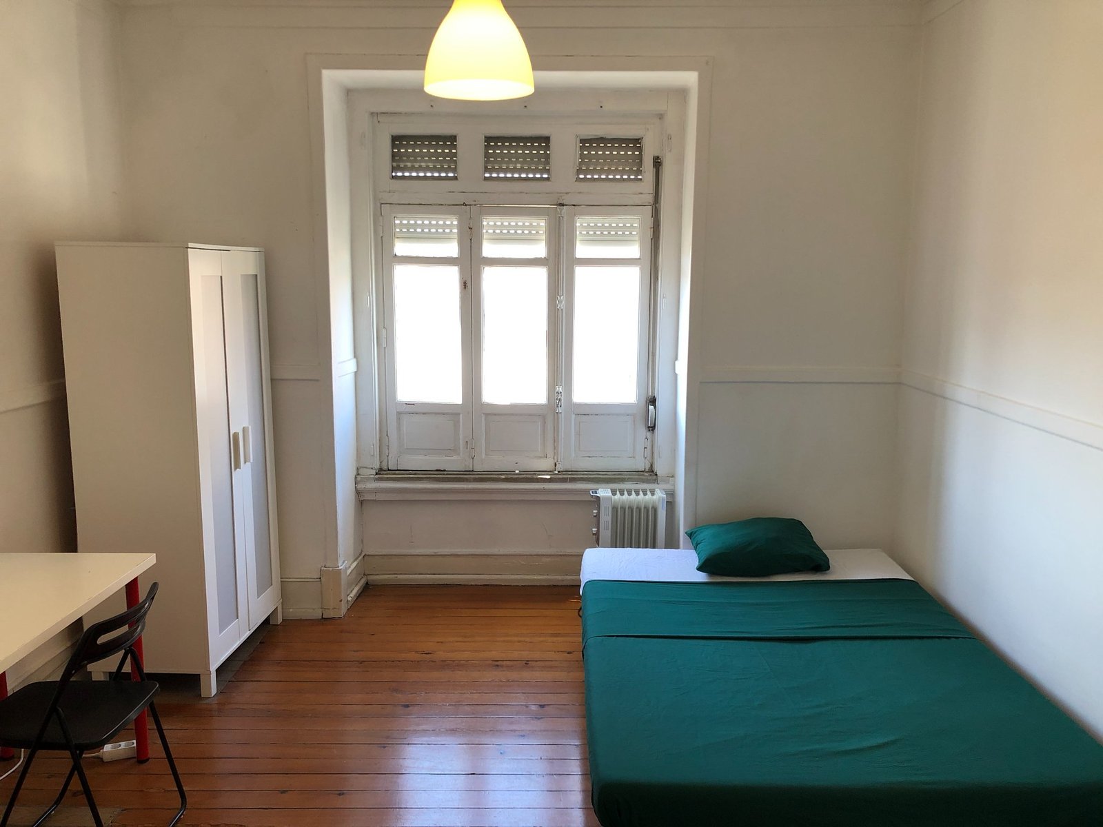 Spacious Double-Bed Room 6 with Windows & Wardrobe — Flat M, Alto do Pina