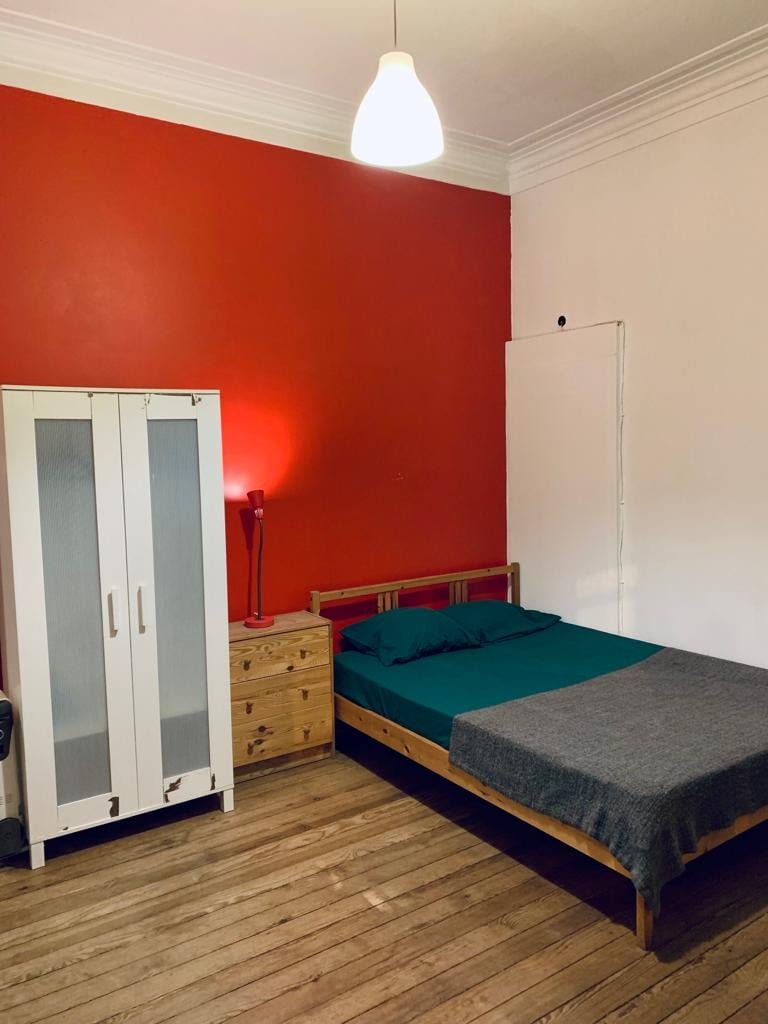 Inviting Double-Bed Room 3 with Large Window — Flat C, Areeiro