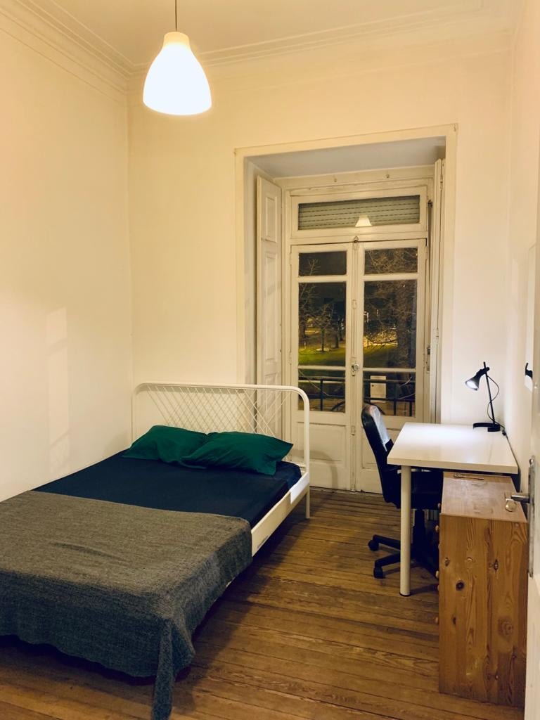Stylish Double Room 2 with Natural Light — Flat C, Areeiro