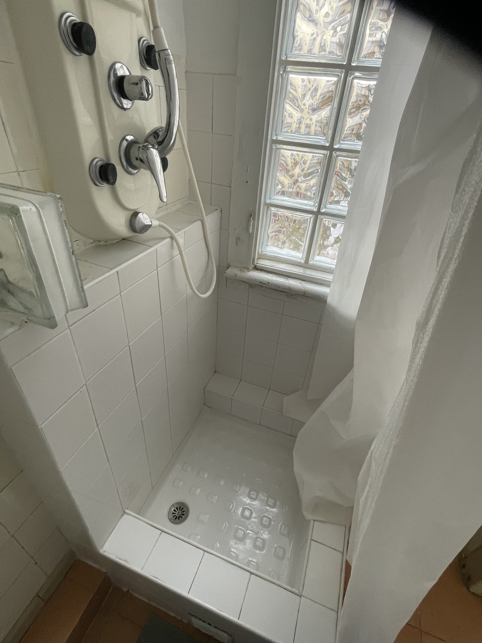 Modern Double Room 6 with Natural Light — photo 9