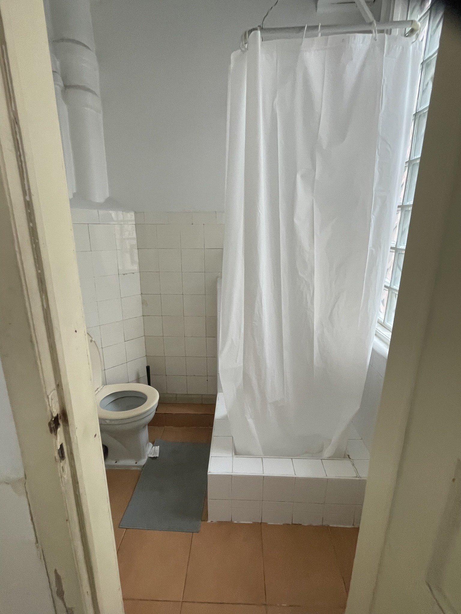Modern Double Room 6 with Natural Light — photo 10