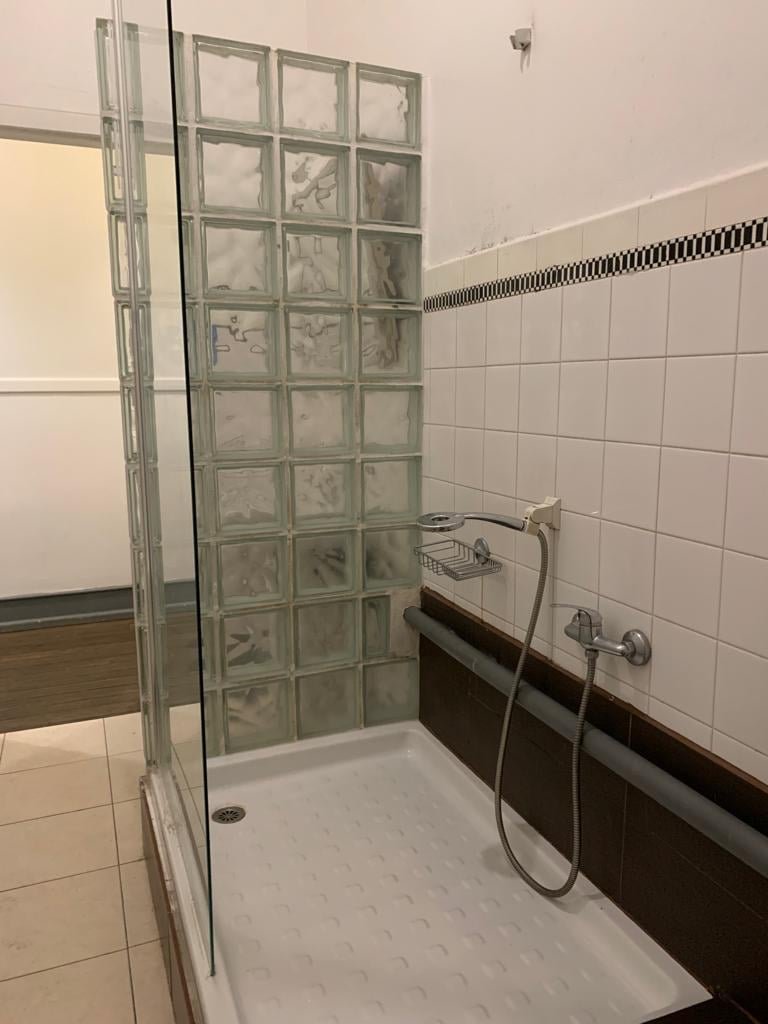 Modern Double Room 6 with Natural Light — photo 11