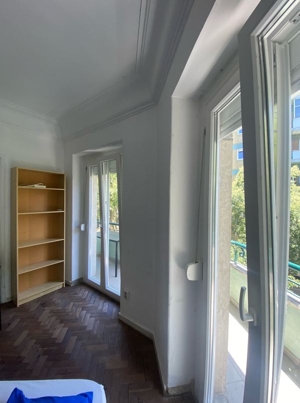 Spacious Light-filled Double-Bed Room 3 in Arroios — photo 38