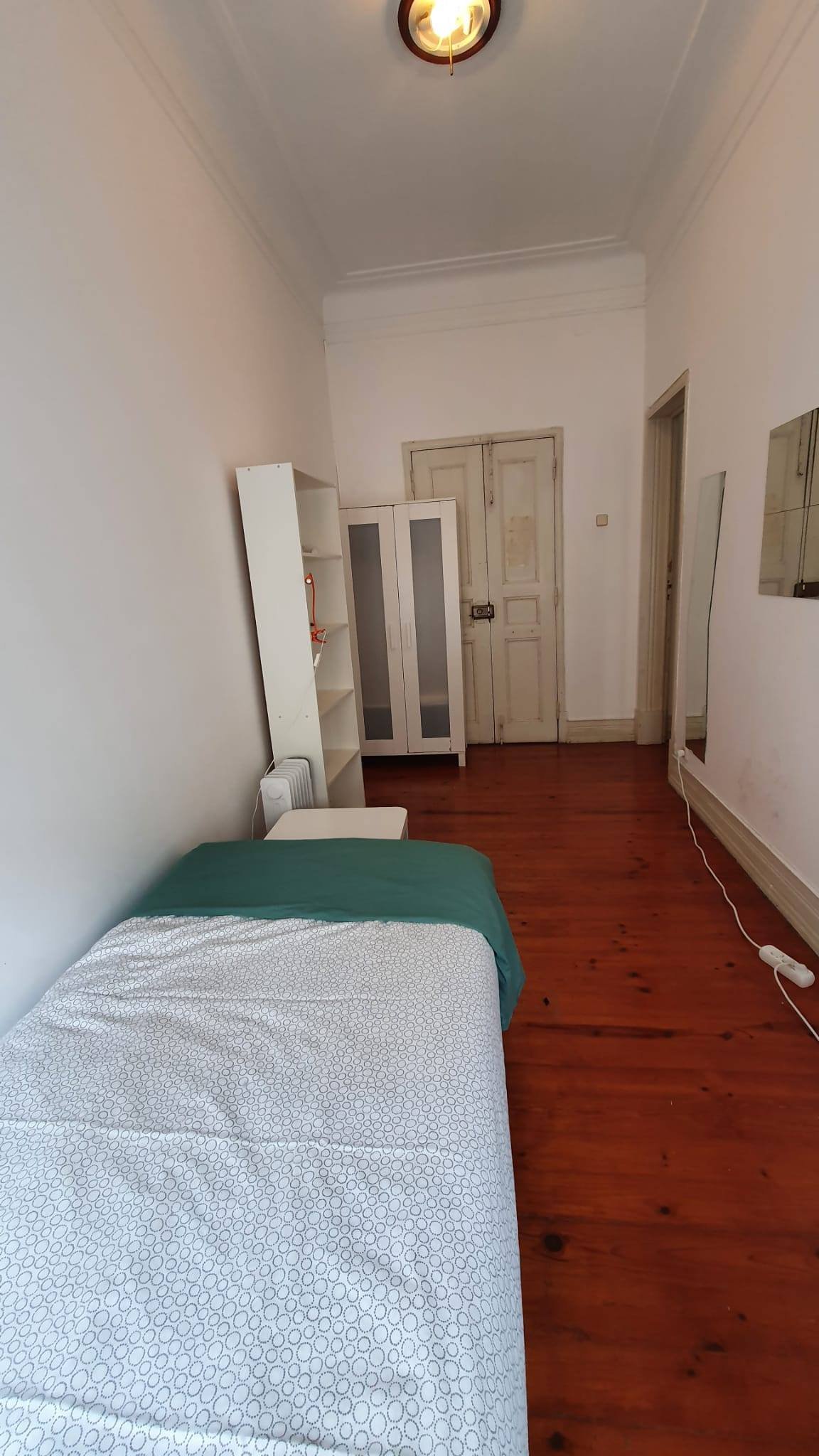 Bright Room 1 with Natural Light & Desk — Flat A, Areeiro