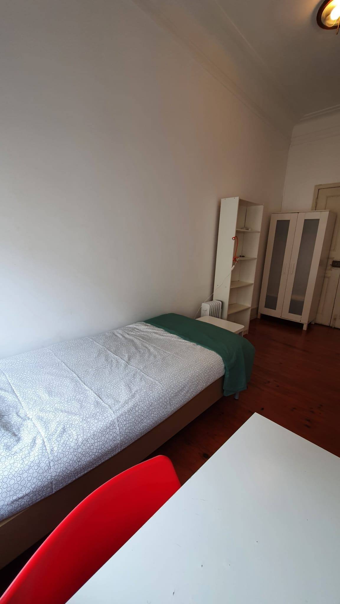 Modern twin-Bed Room 5 with Natural light — photo 16