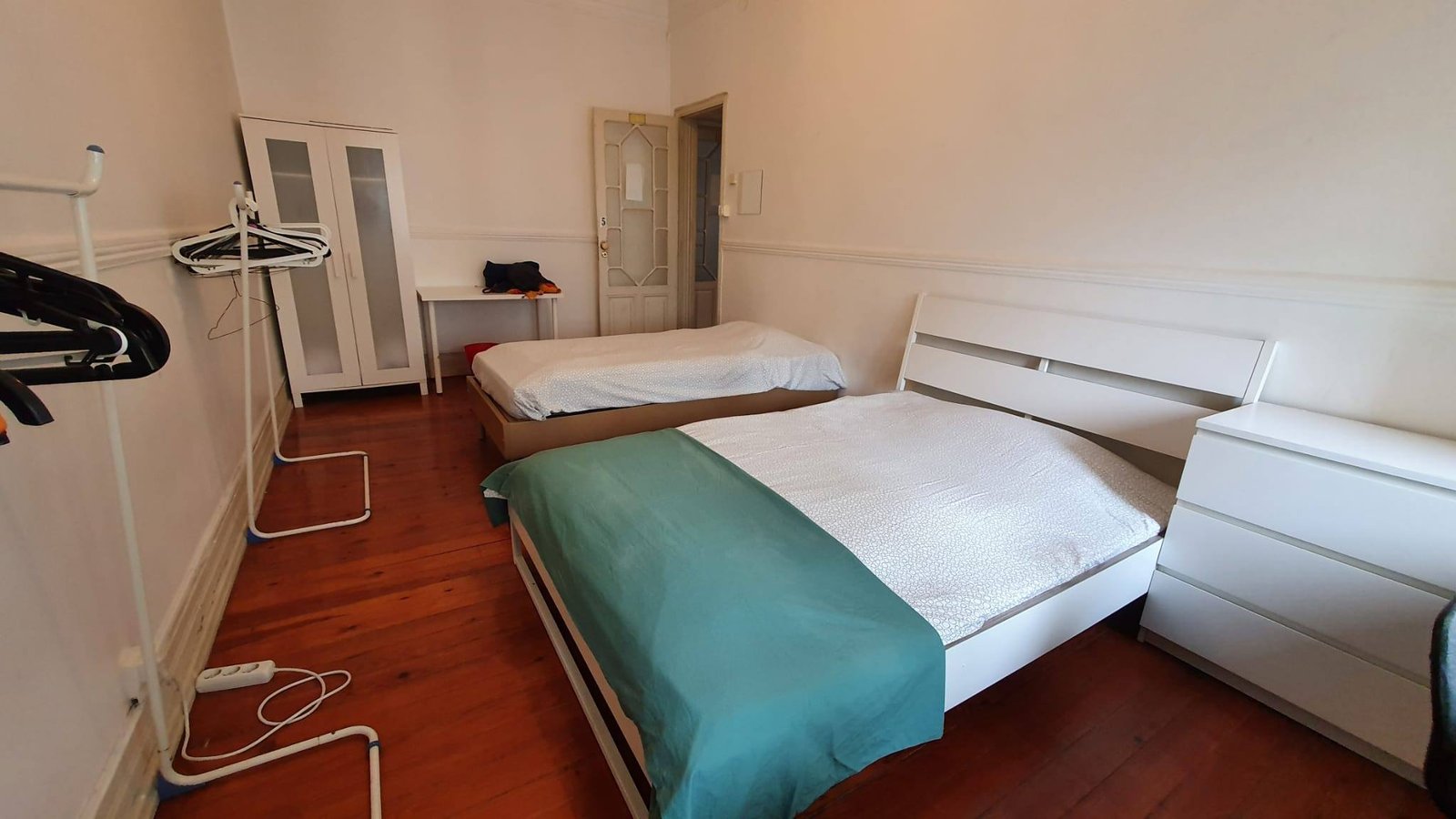 Modern twin-Bed Room 5 with Natural light — Flat A, Areeiro