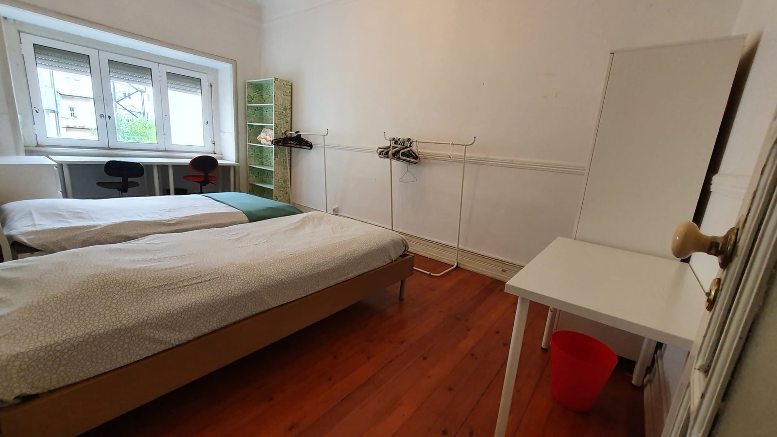 Modern twin-Bed Room 5 with Natural light — photo 3