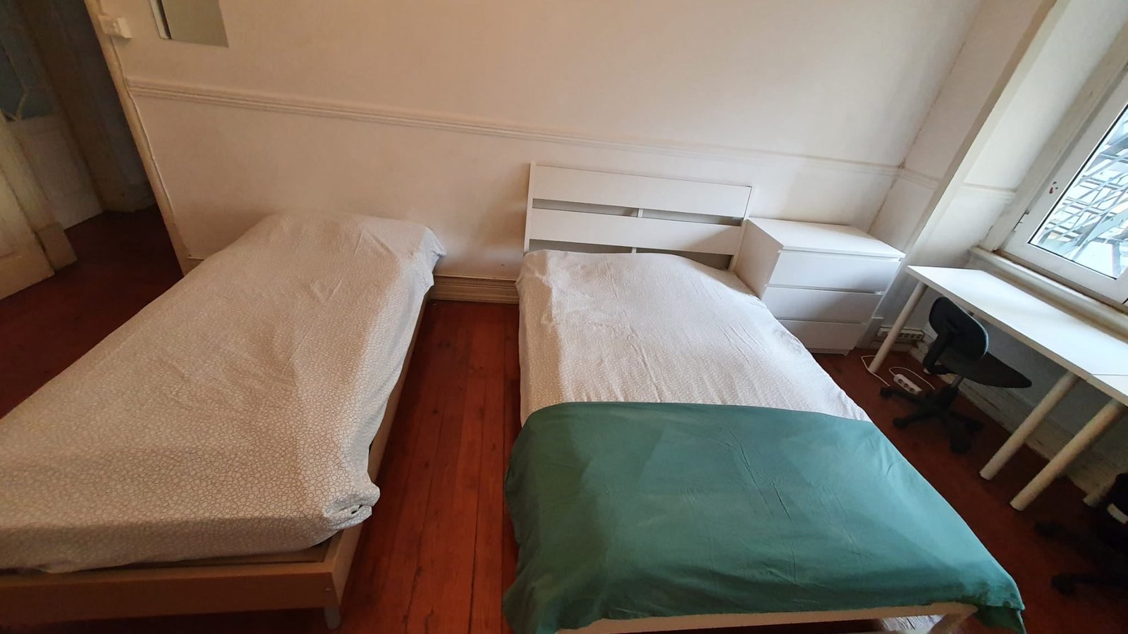 Modern twin-Bed Room 5 with Natural light — photo 4