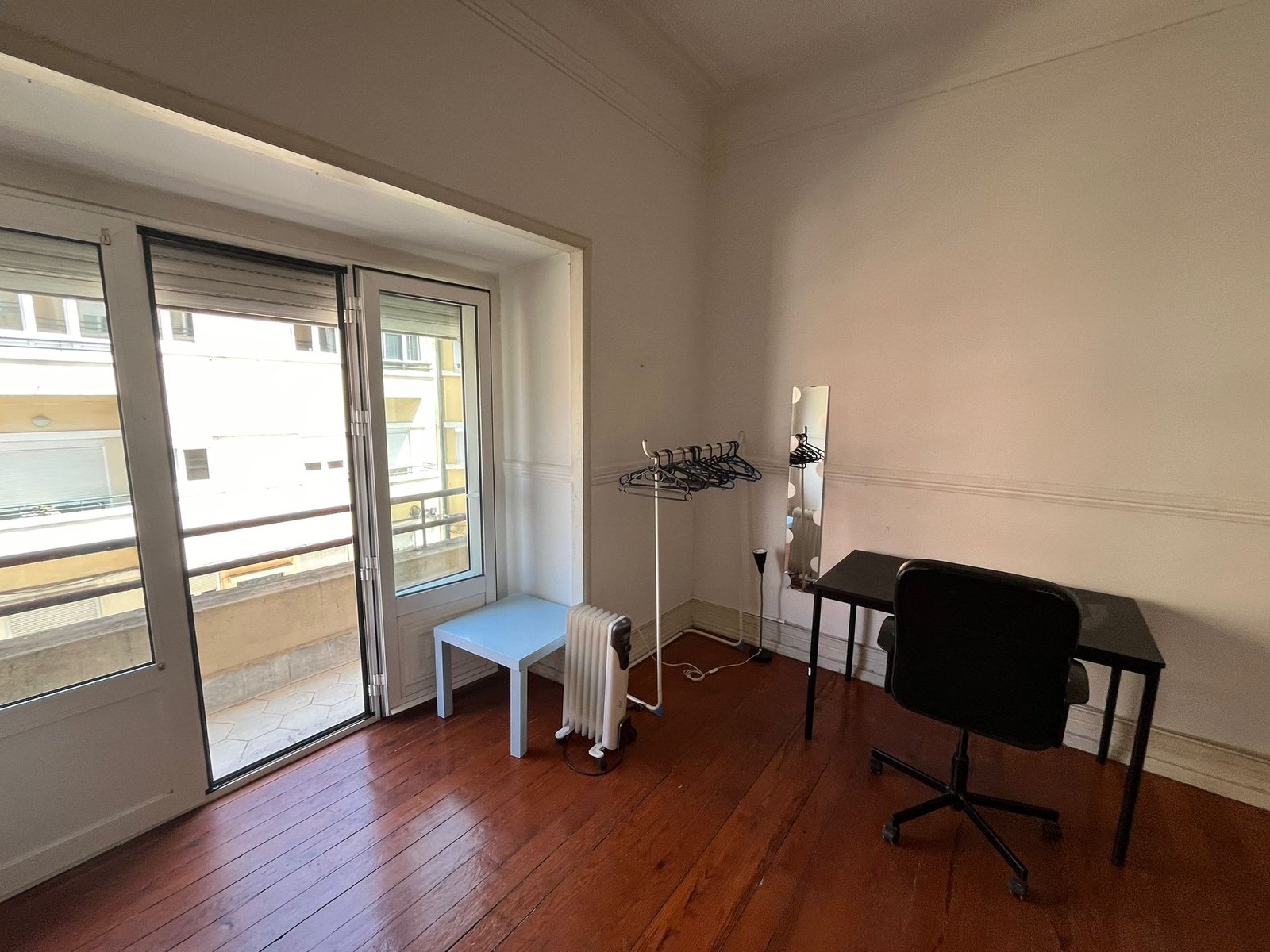 Sunny Room 4 – Light-Filled & Inviting — Flat A, Areeiro