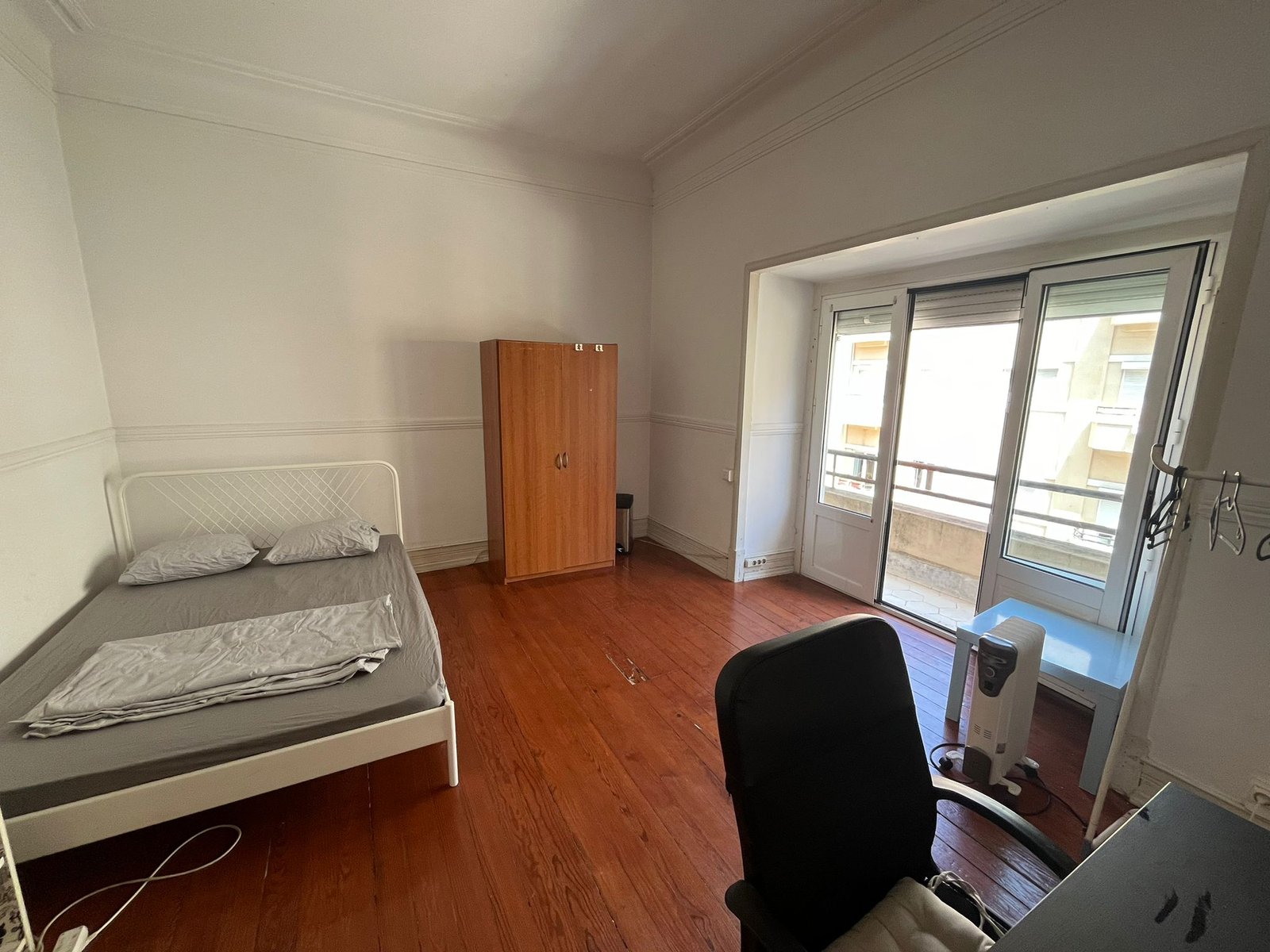Modern twin-Bed Room 5 with Natural light — photo 32