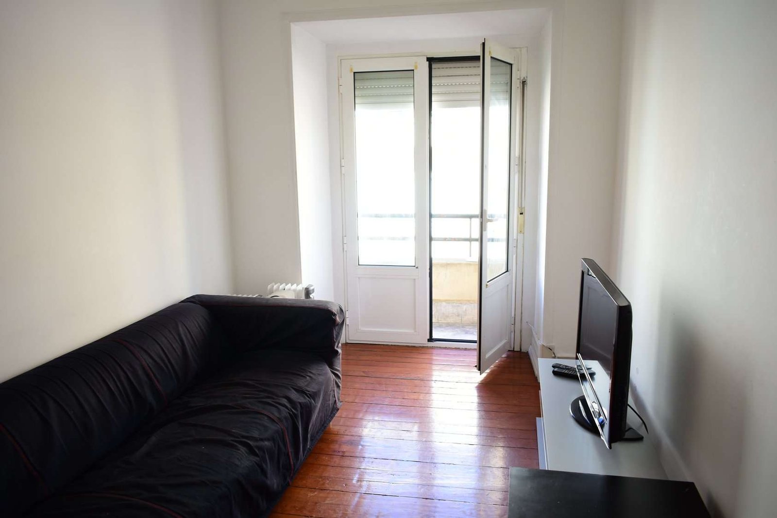 Modern twin-Bed Room 5 with Natural light — photo 5