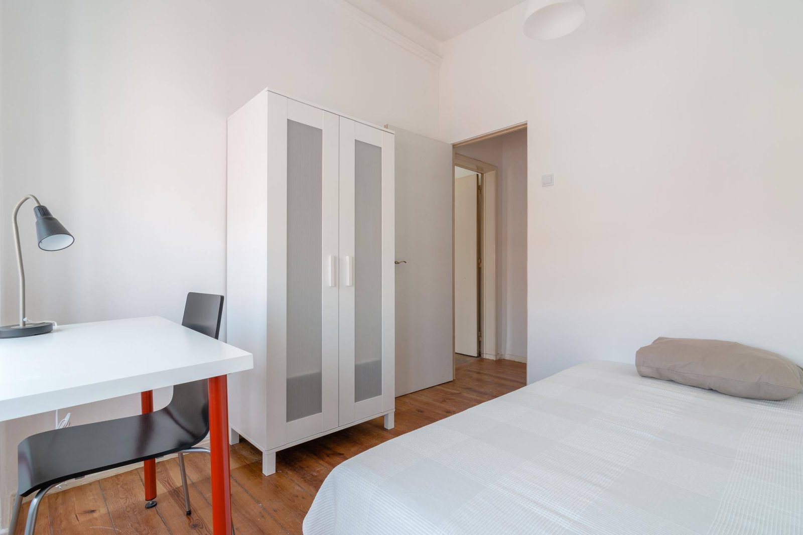 Cozy Single Room 2 with Balcony Access