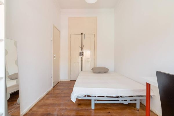 Bright Double Room 6 with Comfort & Style — photo 27