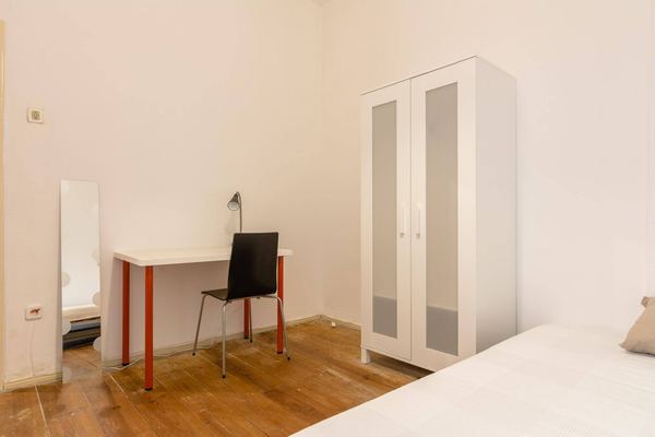 Bright Double Room 6 with Comfort & Style — photo 34