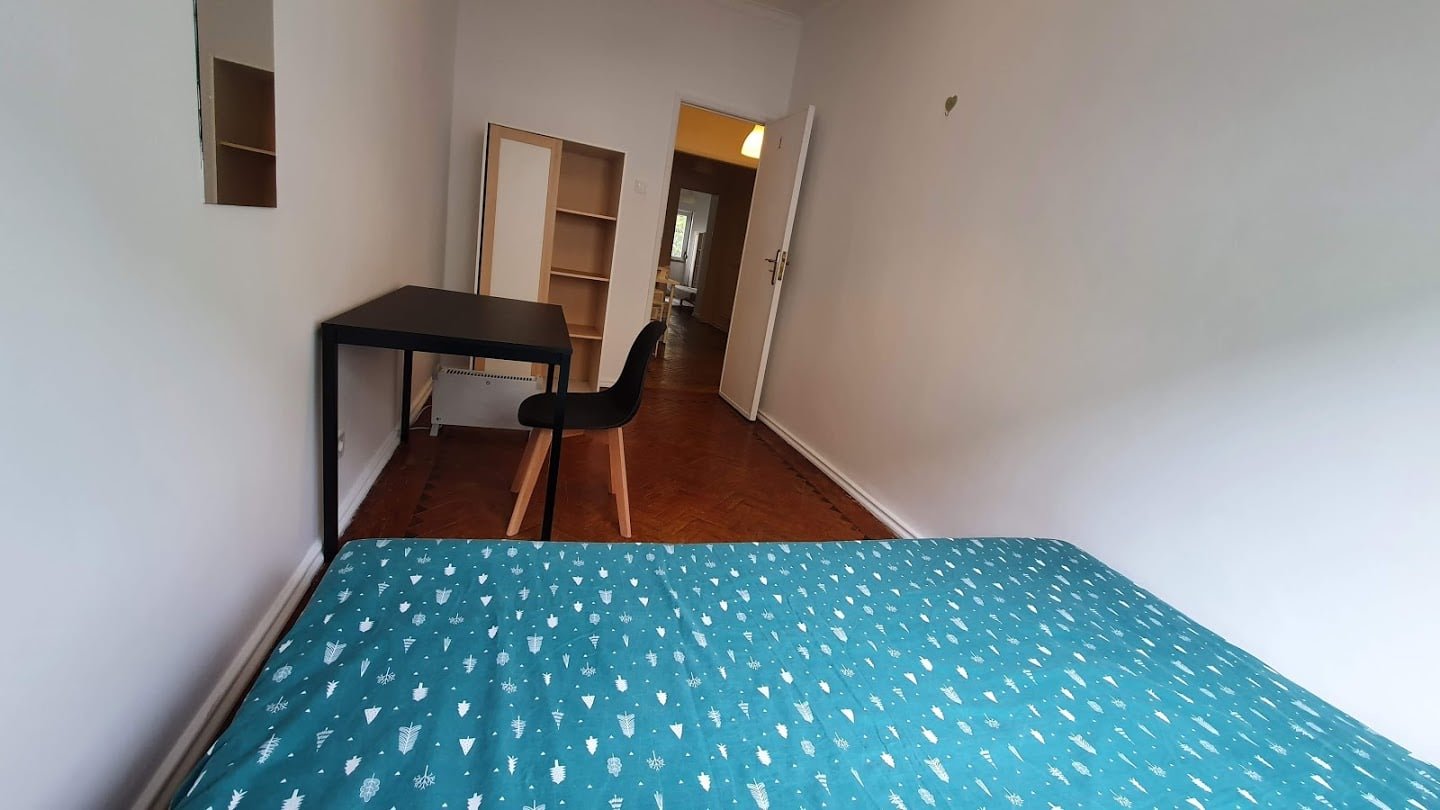 Inviting Double Room 1 with Desk & Natural Light — Flat R, São Domingos de Benfica