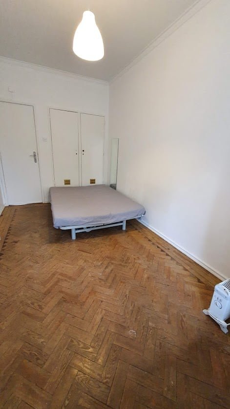 Inviting Double Room 1 with Desk & Natural Light — photo 10