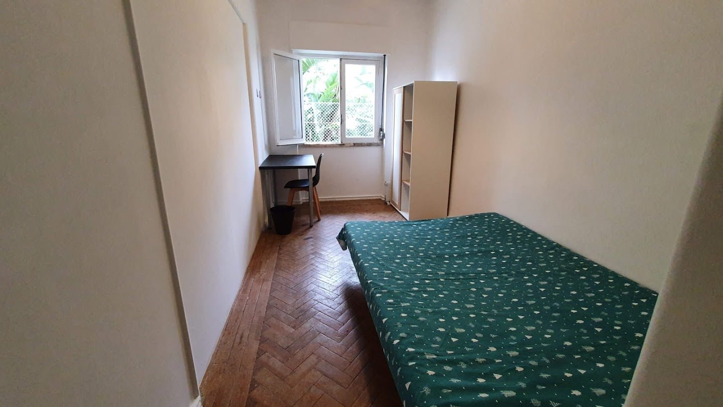 Spacious Double Room 3 with Desk & Natural Light — Flat R, São Domingos de Benfica