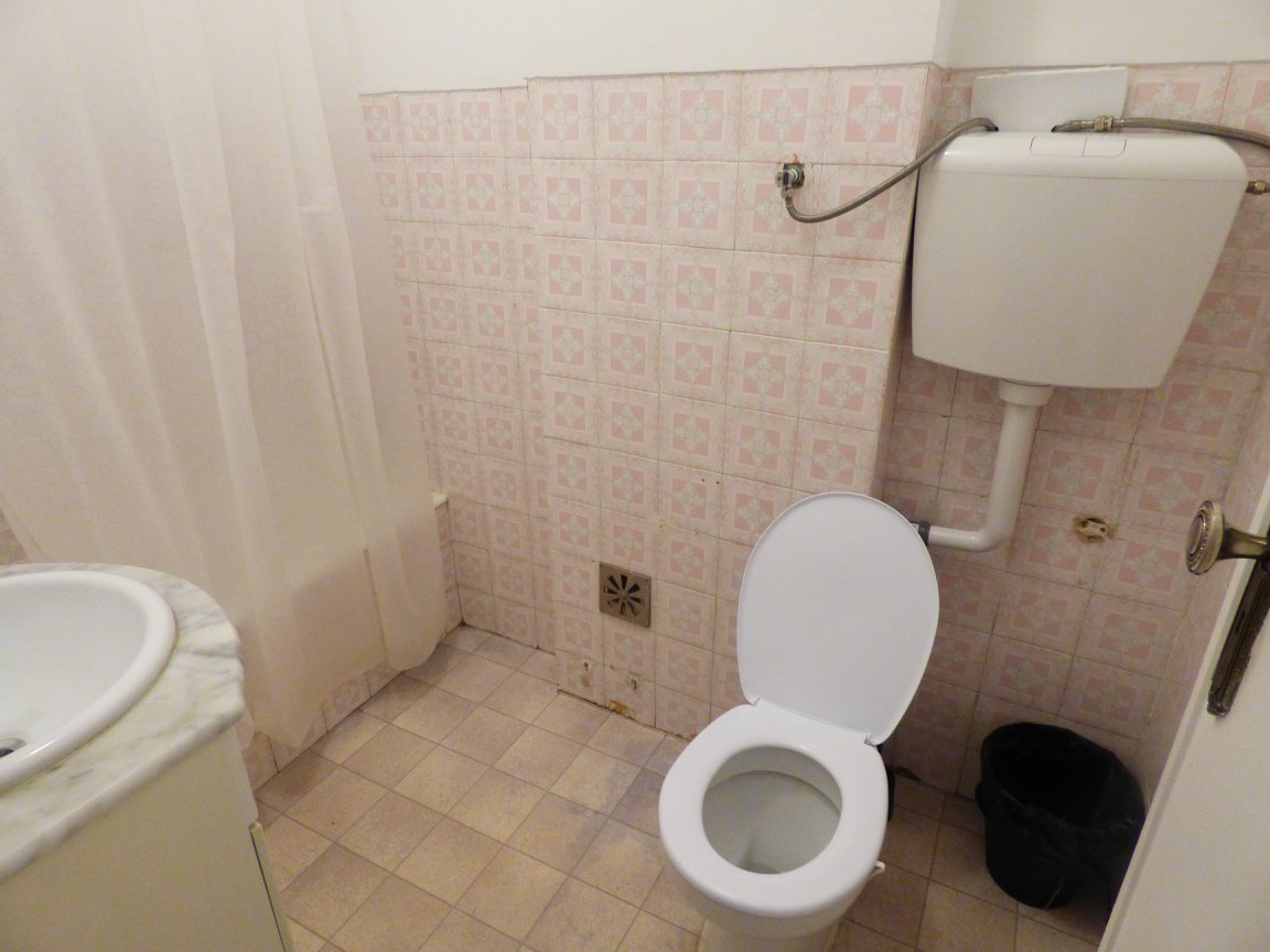 Inviting Double Room 1 with Desk & Natural Light — photo 6