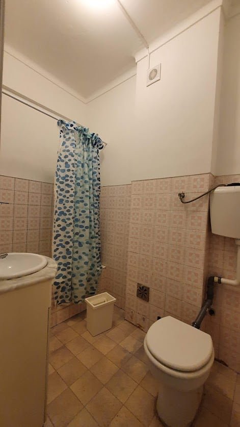 Inviting Double Room 1 with Desk & Natural Light — photo 7