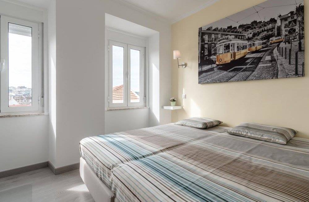 Room 2 - Bright Double Room with Natural Light — Campolide 2, Campolide