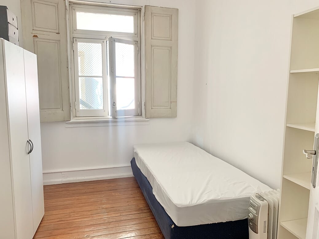 Comfortable Single Room 6 with Window & Warmth — Flat K, Alto do Pina