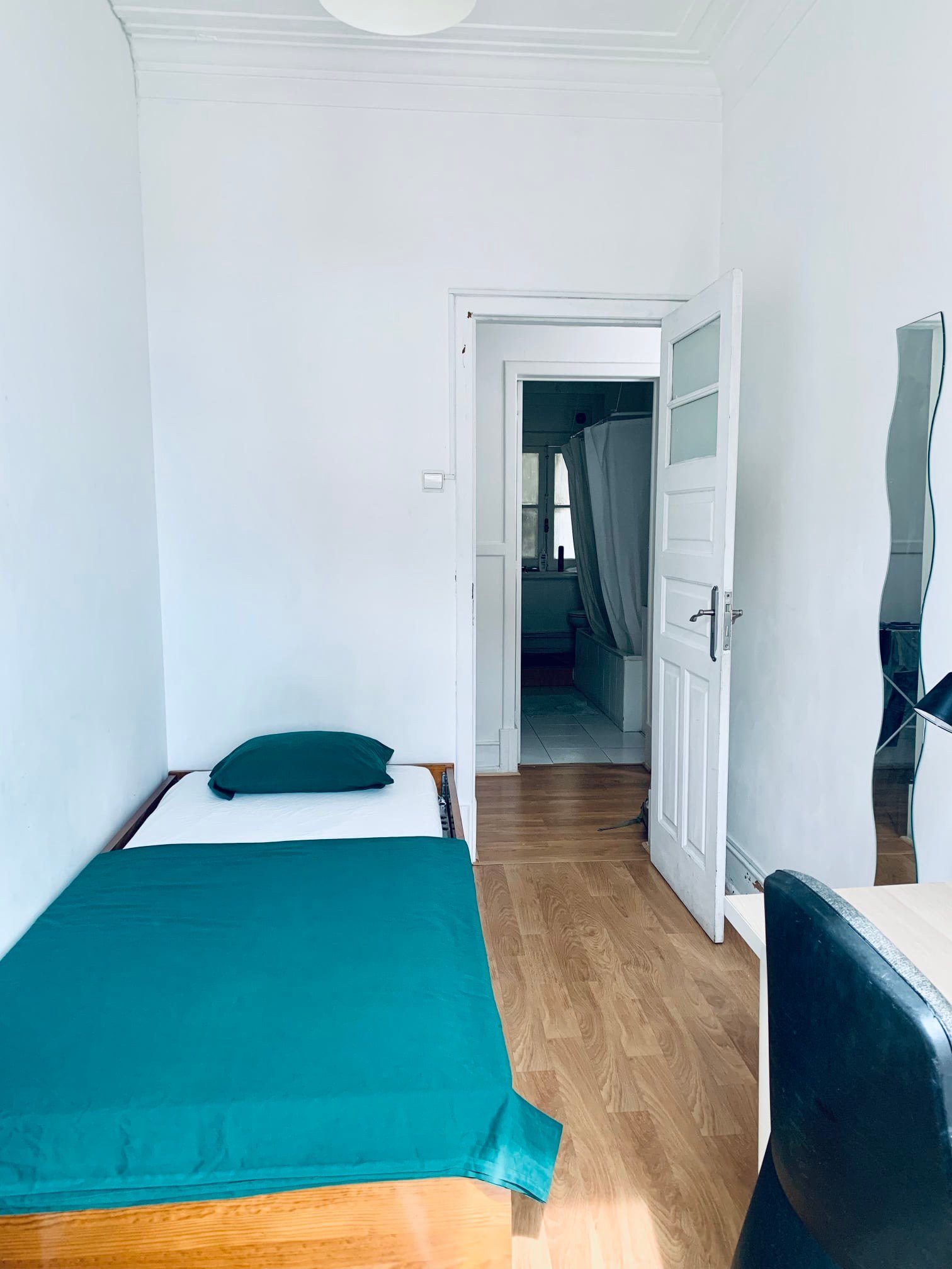 Cozy Double Room 5 with Natural Light — Flat K, Alto do Pina
