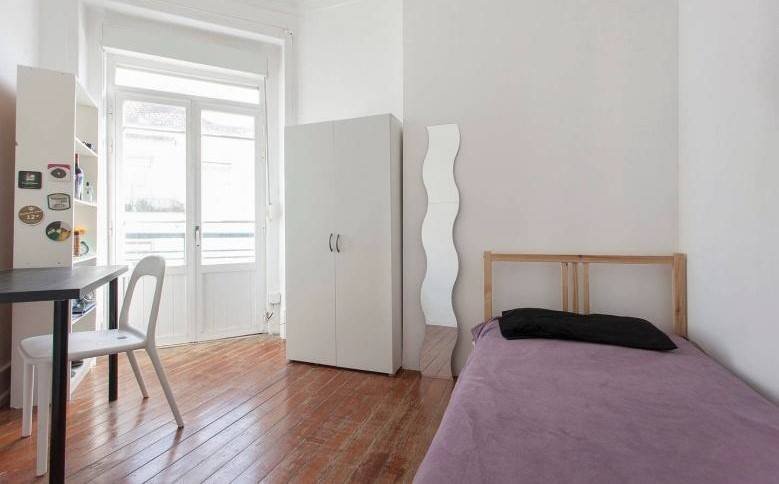 Inviting Single Room 2 with Furnishings — Flat K, Alto do Pina
