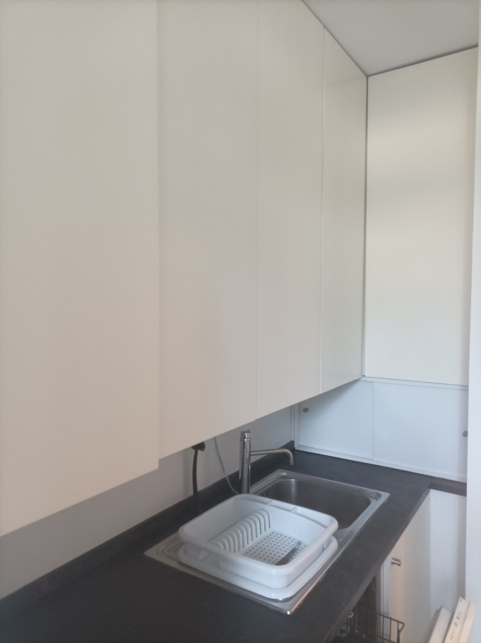 Modern Furnished Room 1 with Desk & Privacy — photo 15