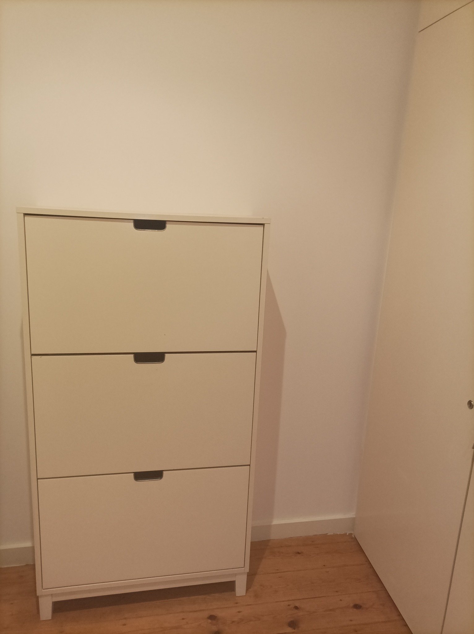 Modern Furnished Room 1 with Desk & Privacy — photo 18