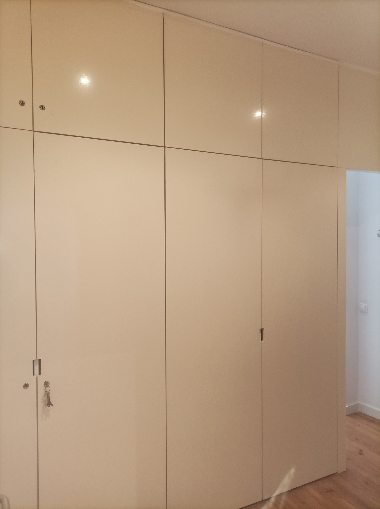 Modern Furnished Room 1 with Desk & Privacy — photo 19