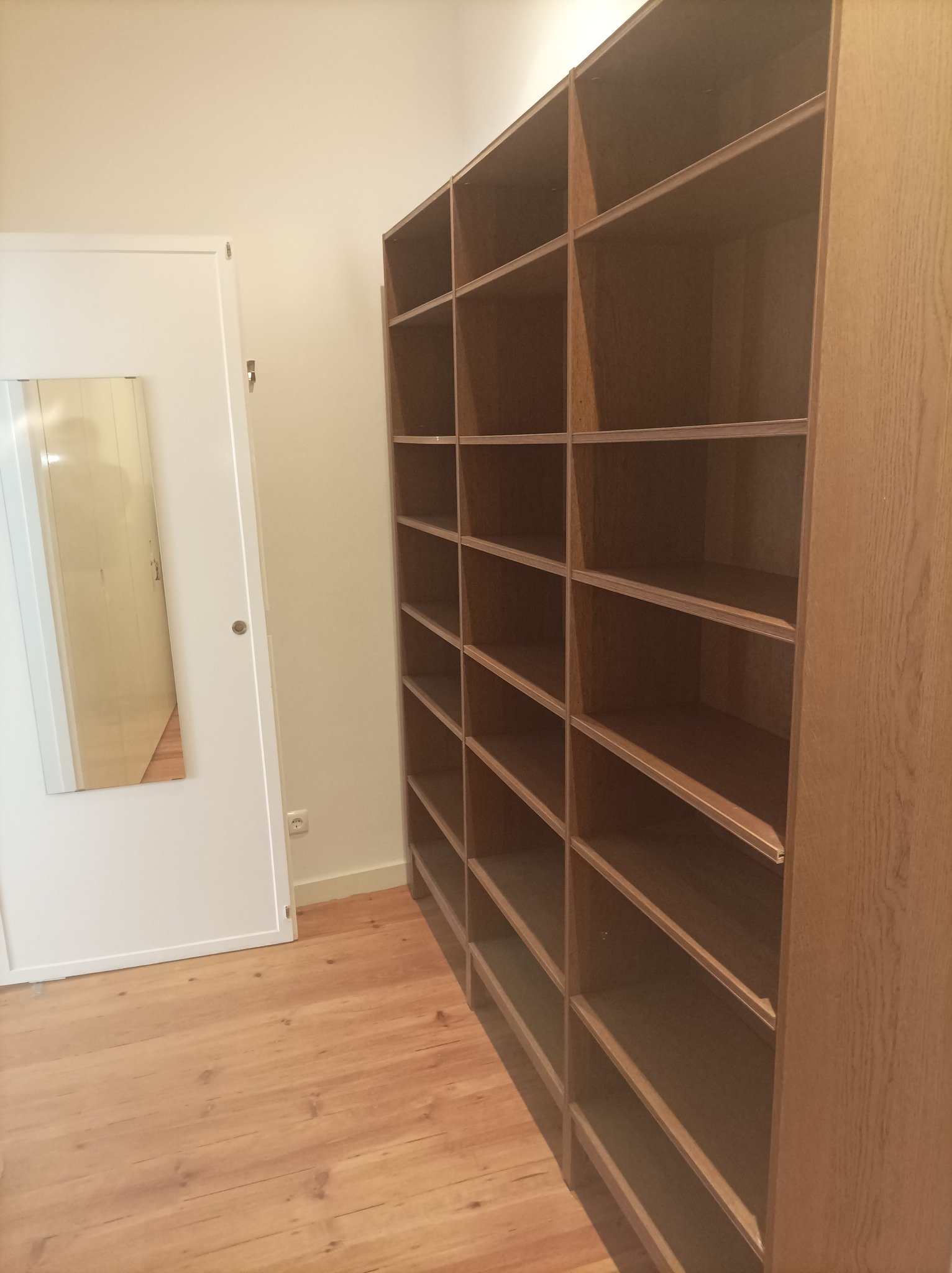 Modern Furnished Room 1 with Desk & Privacy — photo 20