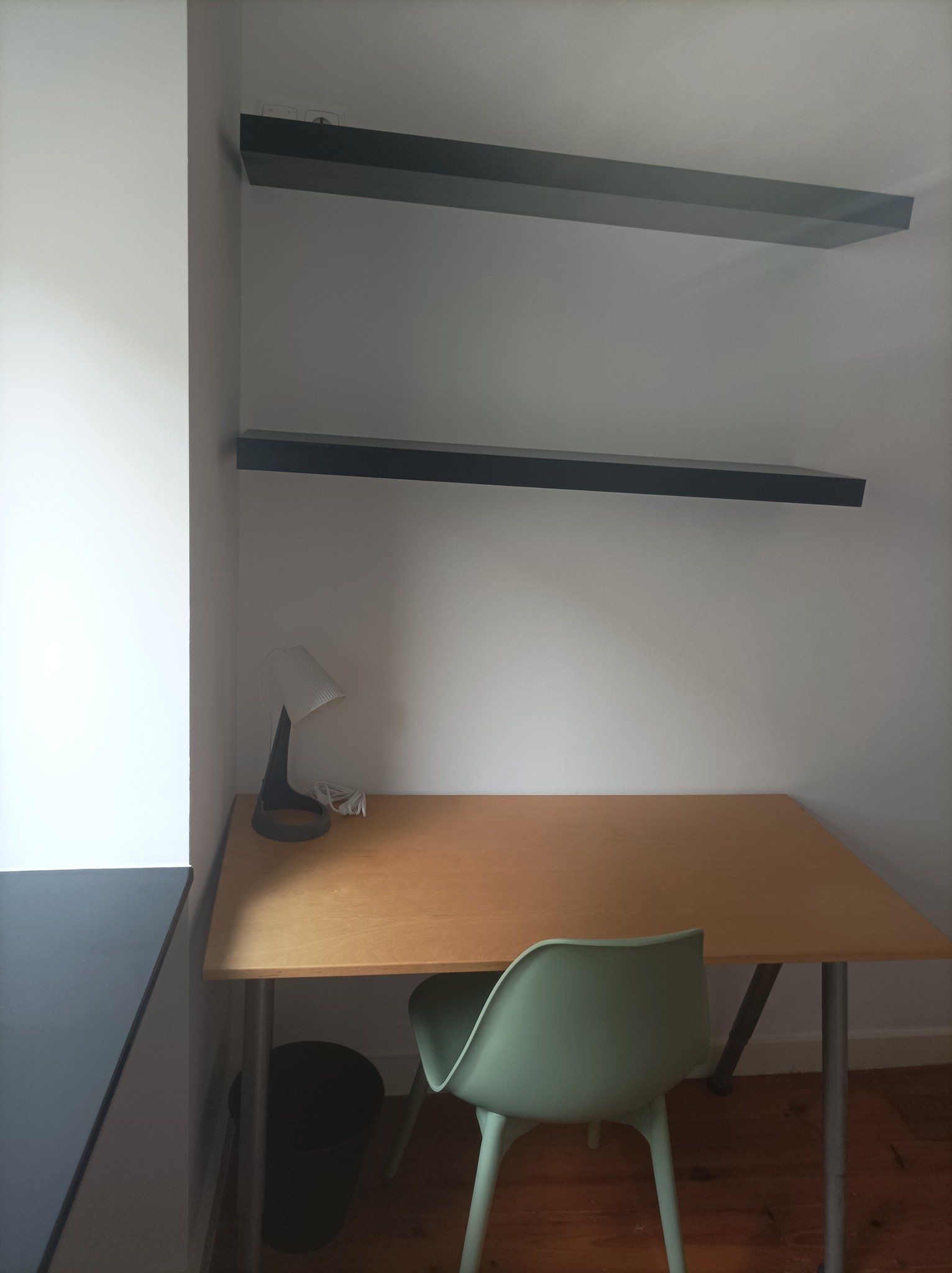 Modern Furnished Room 1 with Desk & Privacy — photo 27