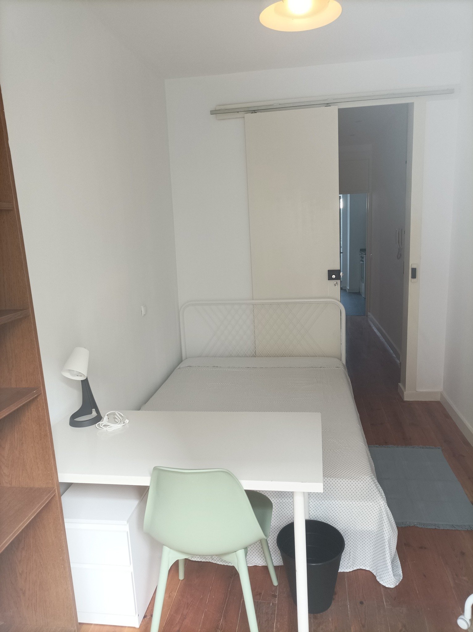 Modern Furnished Room 1 with Desk & Privacy — Flat Z, São Jorge de Arroios