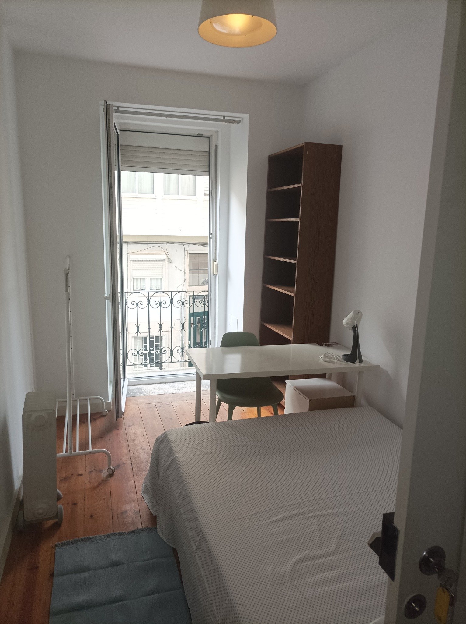 Modern Furnished Room 1 with Desk & Privacy — photo 2