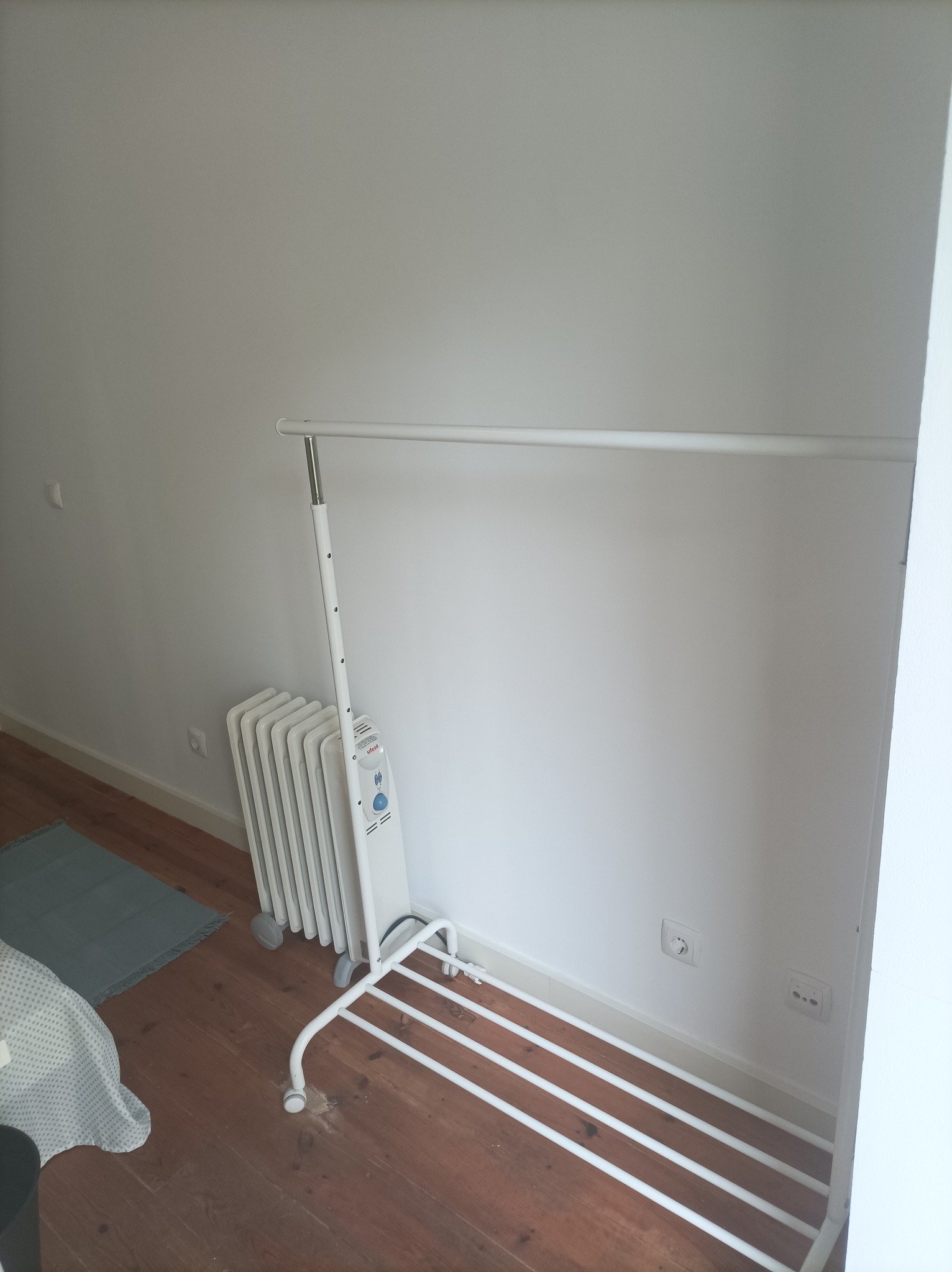 Modern Furnished Room 1 with Desk & Privacy — photo 4