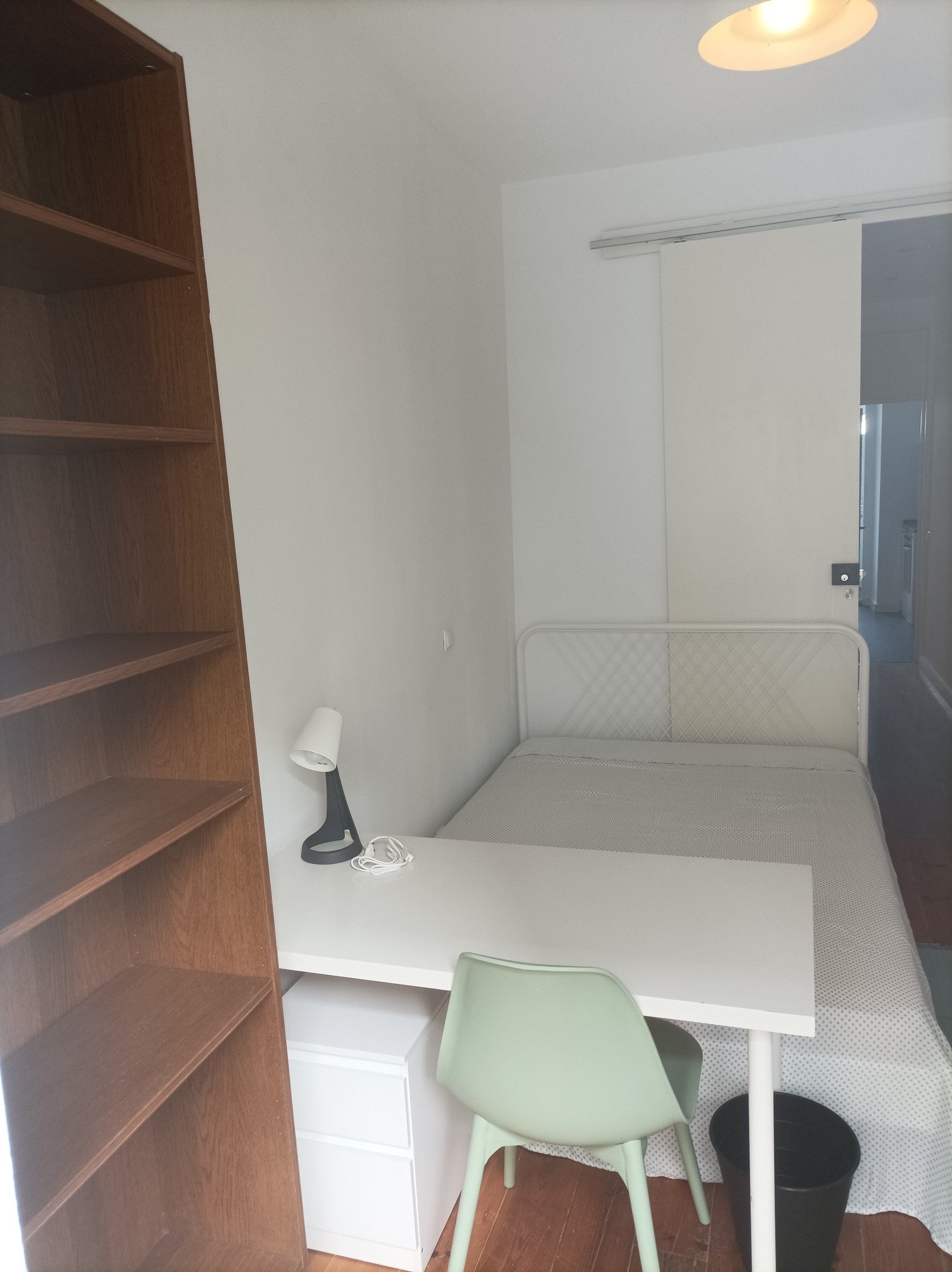 Modern Furnished Room 1 with Desk & Privacy — photo 5