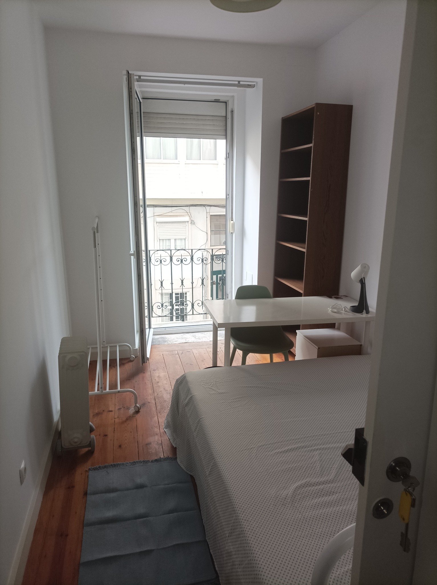 Modern Furnished Room 1 with Desk & Privacy — photo 6
