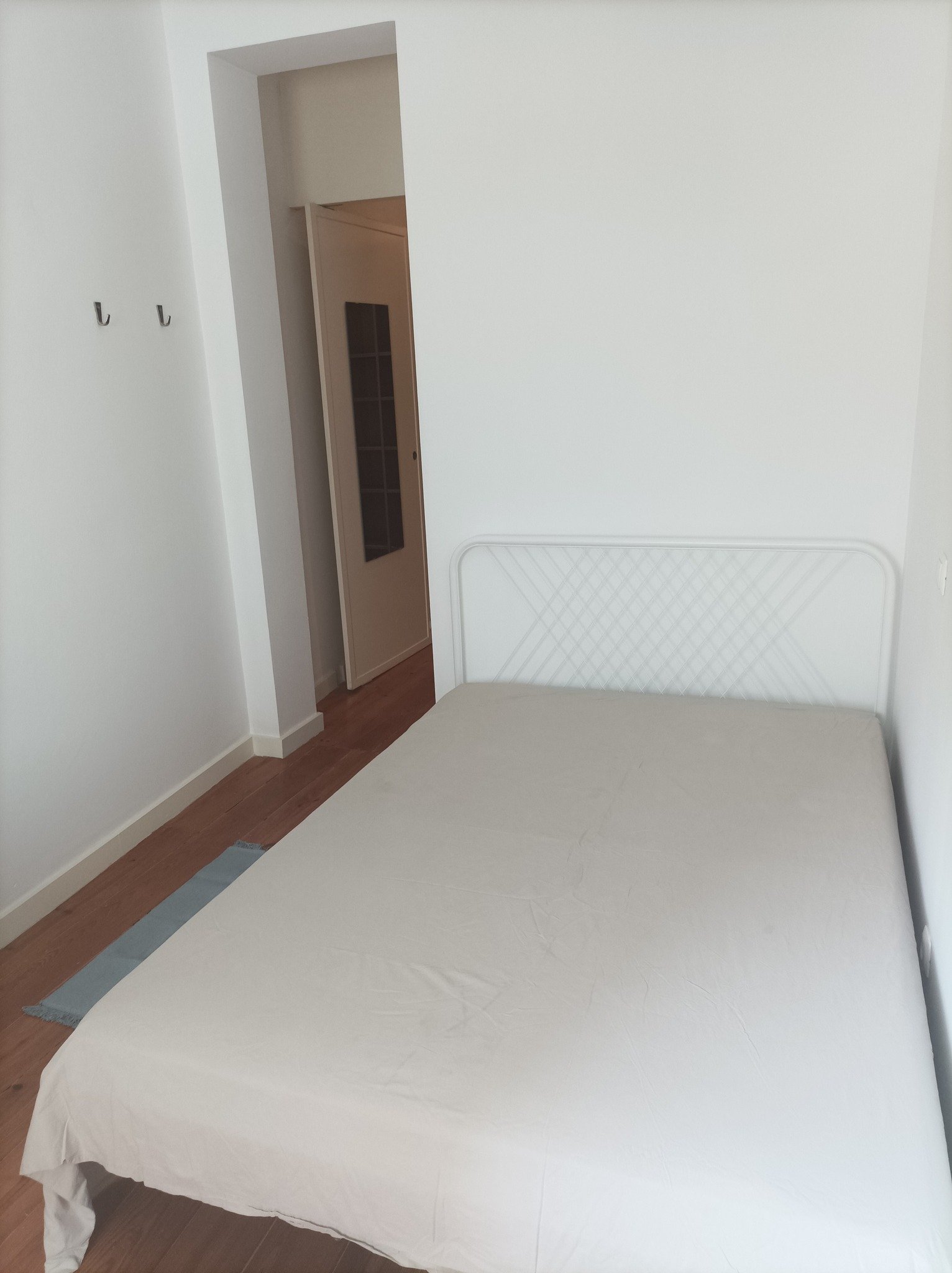 Modern Furnished Room 1 with Desk & Privacy — photo 30