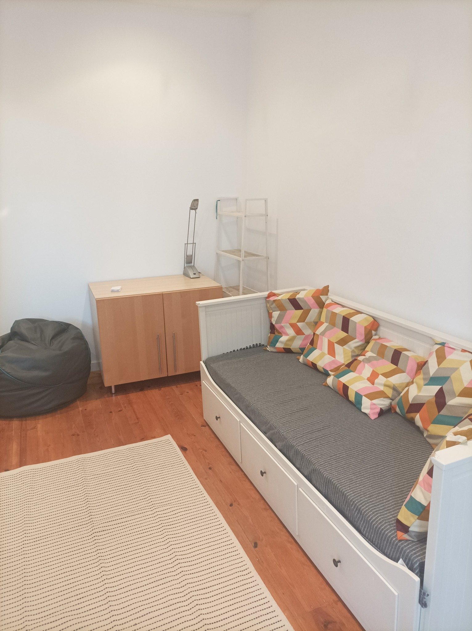 Modern Furnished Room 1 with Desk & Privacy — photo 9
