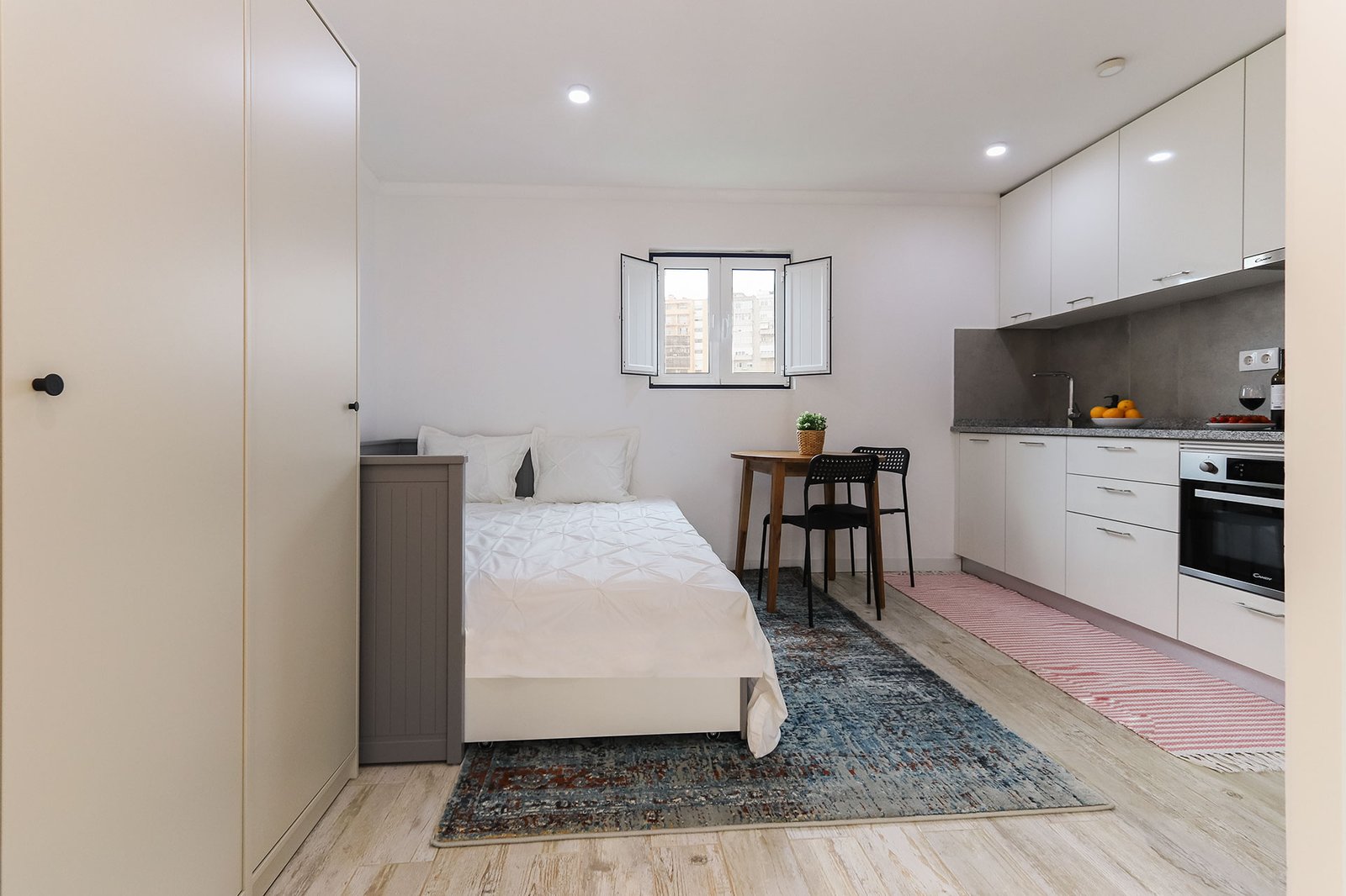 Studio Bedroom — photo 2